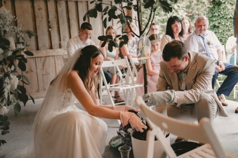 freie Trauung, Hochzeitszeremonie, alternative Hochzeit, Hochzeitsrednerin, persönliche Hochzeitsrede, Rituale, Hochzeit im Freien, Ritual, Baumritual, Karin Mayr Reden